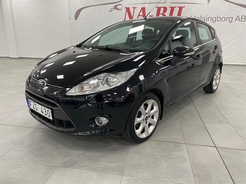 Svart Begagnad 2012 Ford Fiesta Titanium Halvkombi | 44 900 kr (Marknadspris) - Bild 1/4