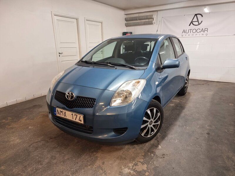 Grå Begagnad 2006 Toyota Yaris Halvkombi | 32 900 kr (Marknadspris) - Bild 1/4