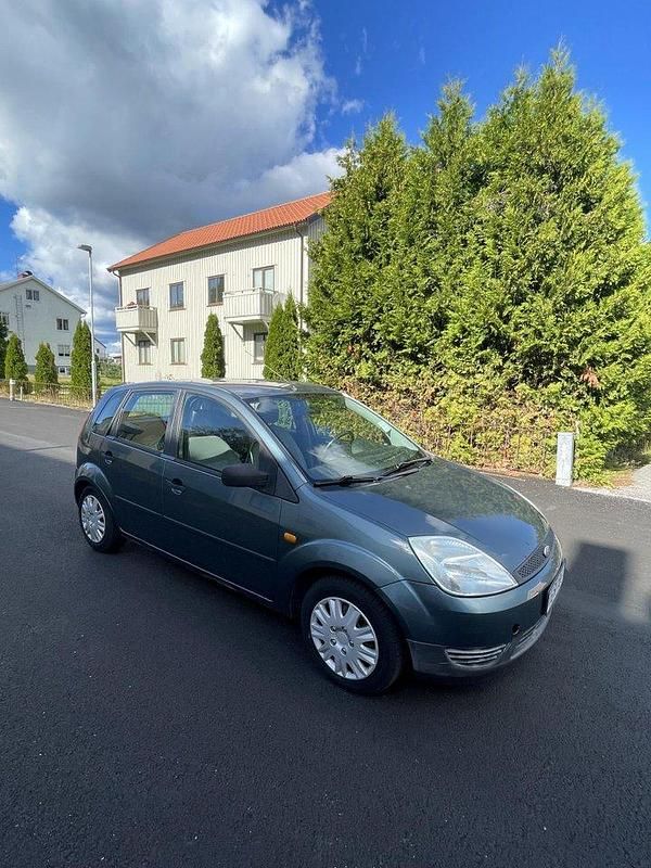 Grön Begagnad 2003 Ford Fiesta Halvkombi | 22 000 kr (Marknadspris) - Bild 1/4