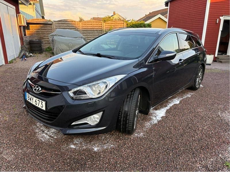 Blå Begagnad 2015 Hyundai i40 Kombi | 90 990 kr (Marknadspris) - Bild 1/4