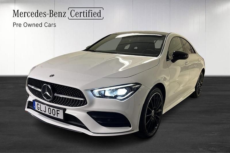 Vit Begagnad 2022 Mercedes CLA250e Sedan | 389 900 kr (Marknadspris) - Bild 1/4