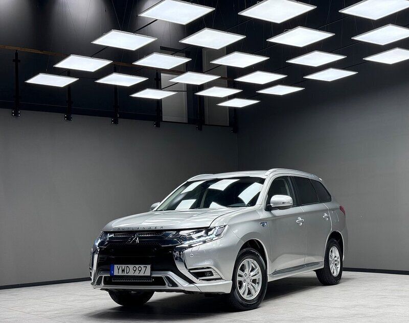 Silver Begagnad 2018 Mitsubishi Outlander P-HEV SUV | 229 900 kr (Marknadspris) - Bild 1/3