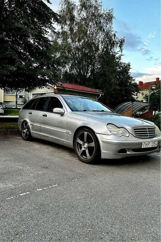 Grå Begagnad 2002 Mercedes C180 Kombi | 22 000 kr (Marknadspris) - Bild 1/4