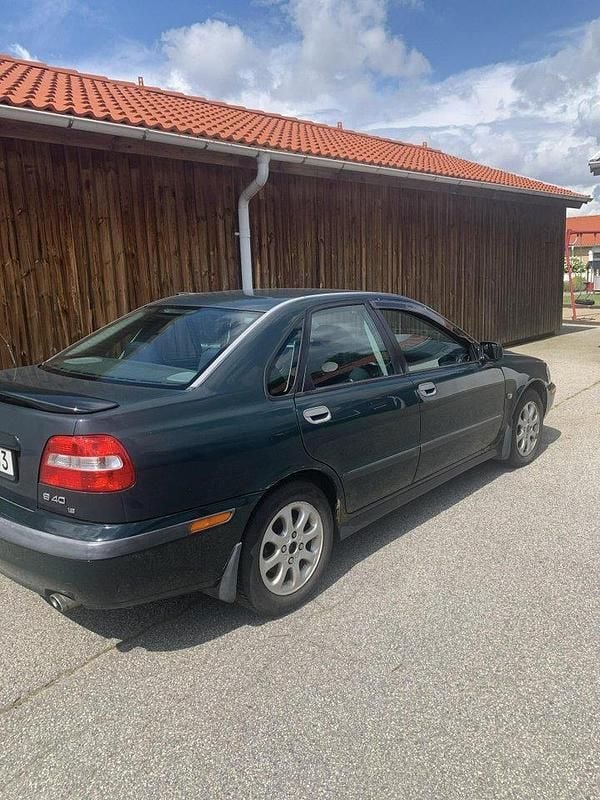 Grön Begagnad 2001 Volvo S40 Sedan | 12 495 kr (Bra pris) - Bild 1/4
