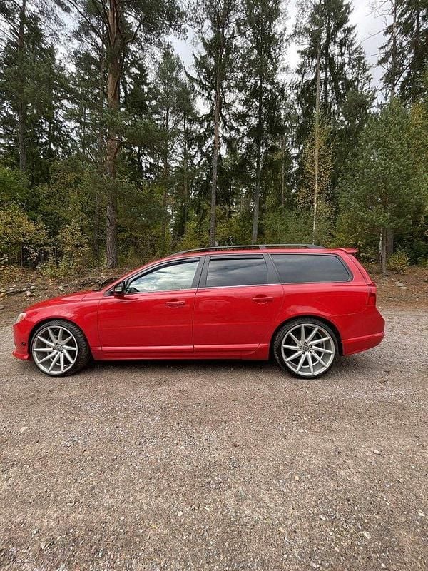 Röd Begagnad 2011 Volvo V70 R-Design Kombi | 65 000 kr - Bild 1/4