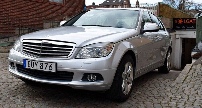 Silver Begagnad 2008 Mercedes C200 Sedan | 69 800 kr (Bra pris) - Bild 1/4