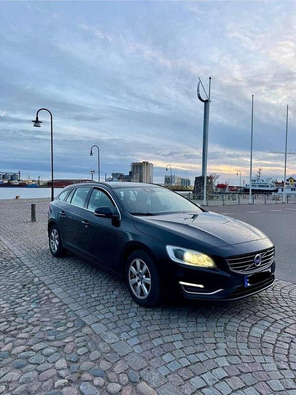 Svart Begagnad 2016 Volvo V60 Momentum Kombi | 89 990 kr (Bra pris) - Bild 1/4