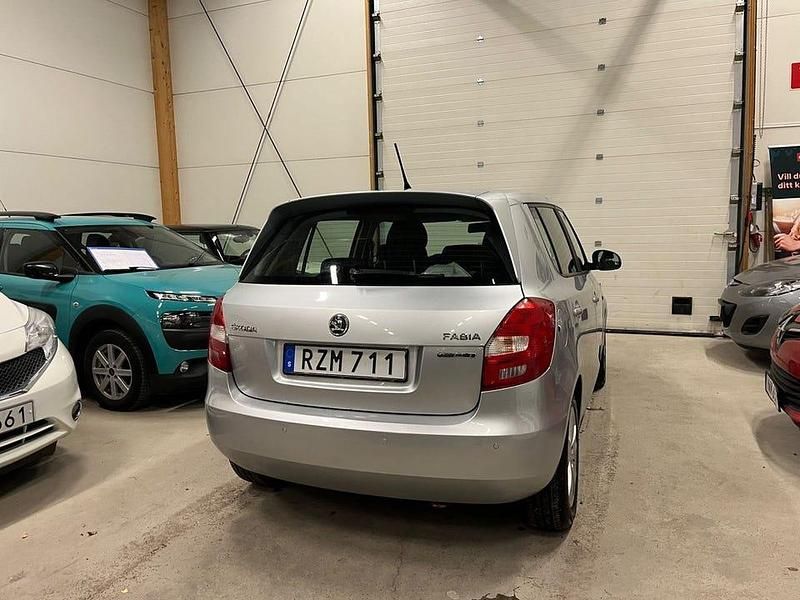 Begagnad Skoda Fabia 75 HK (55 kW) 2014 Silver Halvkombi