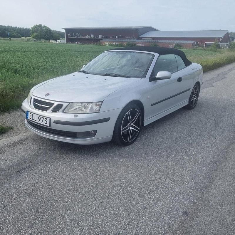 Silver Begagnad 2005 Saab 9-3 Cabriolet Vector Cab | 120 000 kr (Marknadspris) - Bild 1/4