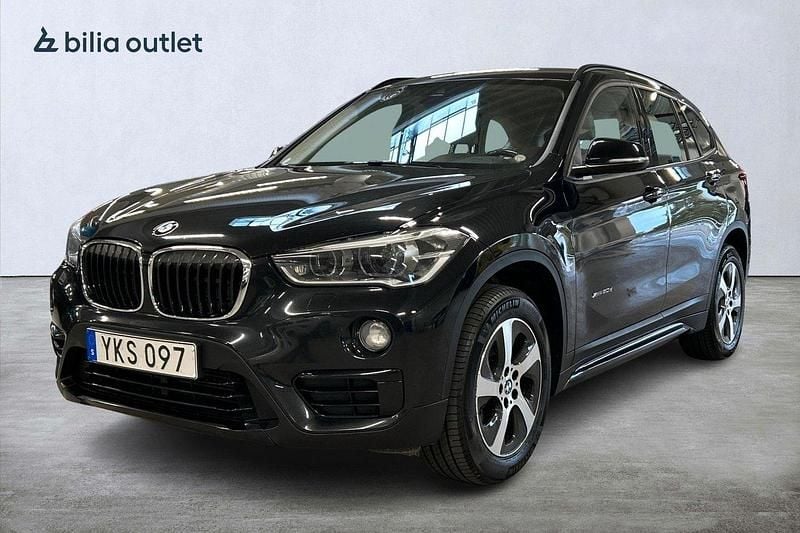 Svart Begagnad 2017 BMW X1 Sport Line SUV | 209 900 kr (Marknadspris) - Bild 1/3