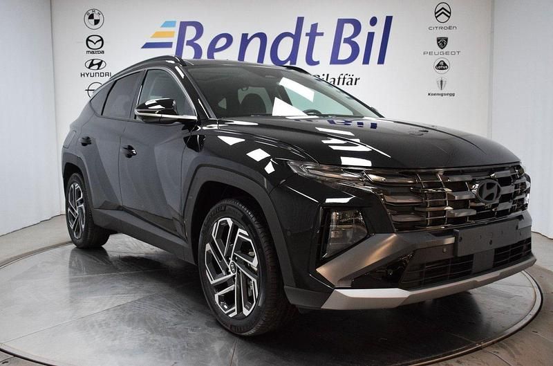 Svart Ny 2025 Hyundai Tucson Advanced SUV | 503 800 kr (Marknadspris) - Bild 1/3