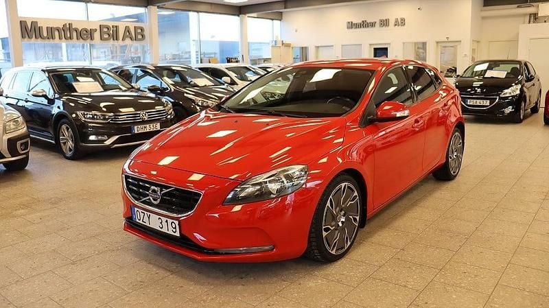Begagnad Volvo V40 Kinetic 116 HK (85 kW) 2013 Röd Halvkombi