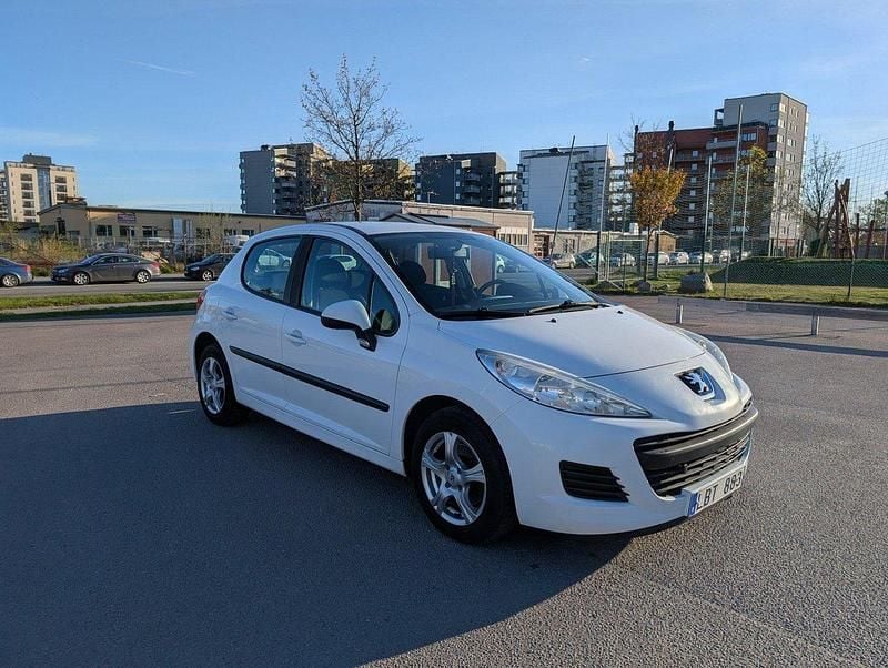 Vit Begagnad 2010 Peugeot 207 Halvkombi | 32 900 kr (Marknadspris) - Bild 1/4