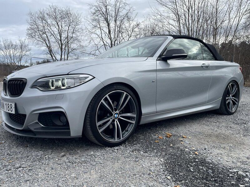 Silver Begagnad 2015 BMW 220 M Sport Cab | 238 000 kr (Marknadspris) - Bild 1/4