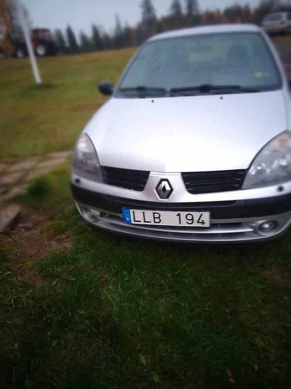 Grå Begagnad 2006 Renault Clio R.S. Authentique Halvkombi | 15 000 kr (Bra pris) - Bild 1/3