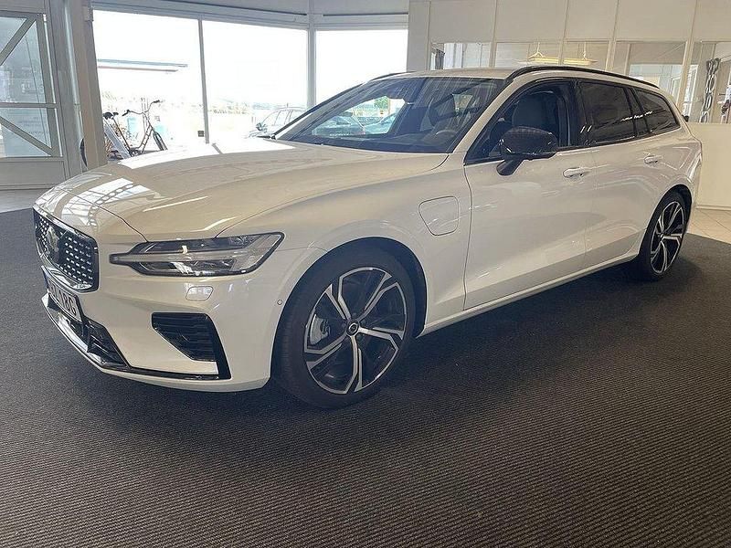 Vit Begagnad 2025 Volvo V60 Plus Kombi | 499 000 kr (Marknadspris) - Bild 1/4