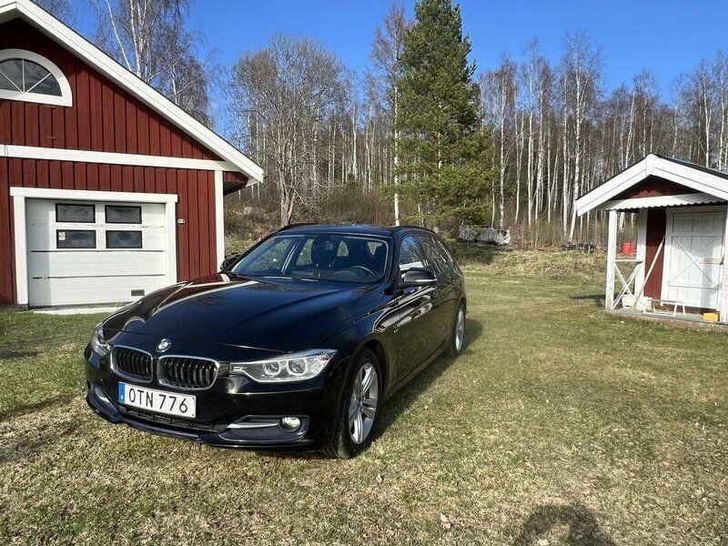 Svart Begagnad 2015 BMW 318 Sport Line Kombi | 150 000 kr (Marknadspris) - Bild 1/4