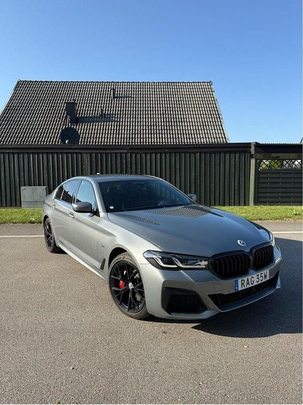 Grå Begagnad 2023 BMW 530e M Sport Sedan | 524 900 kr (Dyr) - Bild 1/4