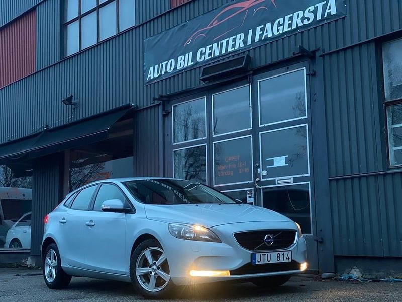 Blå Begagnad 2013 Volvo V40 Kinetic Kombi | 79 900 kr (Marknadspris) - Bild 1/4