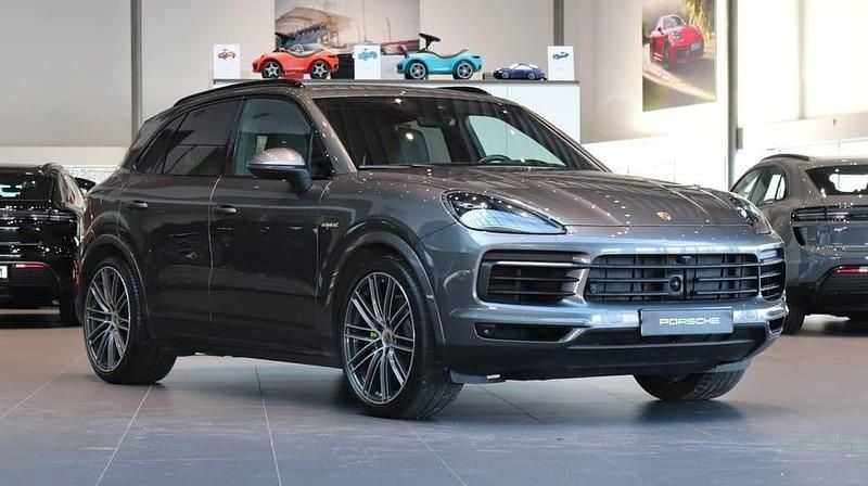 Grå Begagnad 2020 Porsche Cayenne SUV | 649 000 kr - Bild 1/4