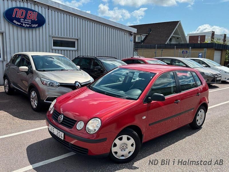 Röd Begagnad 2002 VW Polo Halvkombi | 37 500 kr (Lite dyr) - Bild 1/4