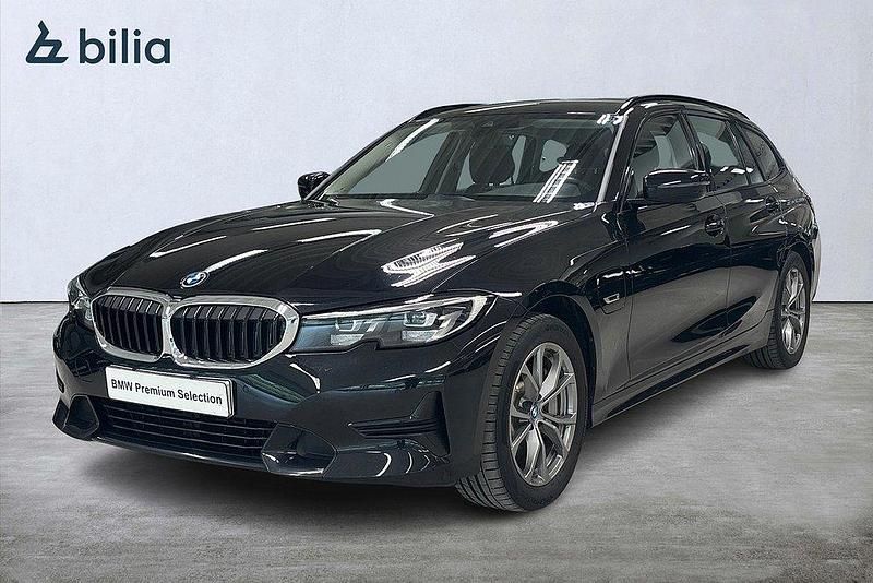 Svart Begagnad 2022 BMW 330e Sport Line Kombi | 324 900 kr (Bra pris) - Bild 1/4