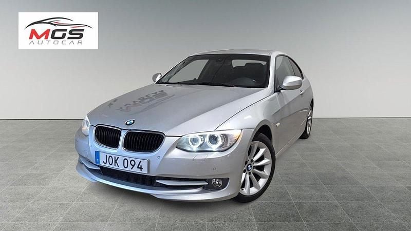 Ljusgrå (grå) Begagnad 2010 BMW 320 Comfort Edition Sportkupé | 72 900 kr (Bra pris) - Bild 1/4