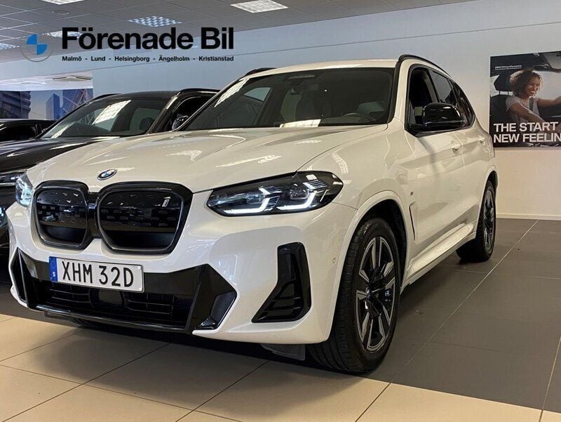 Vit Begagnad 2024 BMW iX3 SUV | 599 000 kr (Superpris) - Bild 1/4