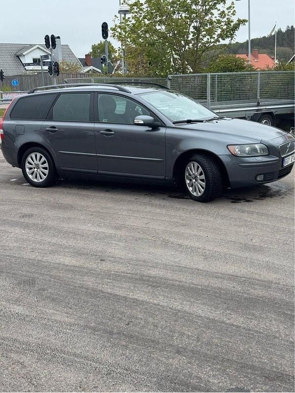 Grå Begagnad 2007 Volvo V50 Momentum Kombi | 41 000 kr (Marknadspris) - Bild 1/4