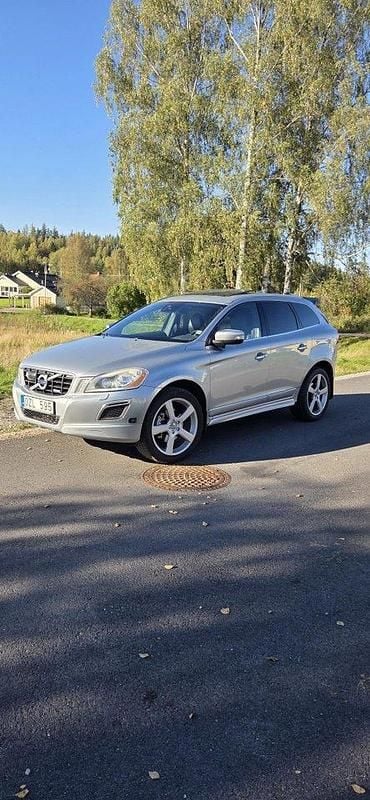 Silver Begagnad 2013 Volvo XC60 R-Design SUV | 169 900 kr (Marknadspris) - Bild 1/4