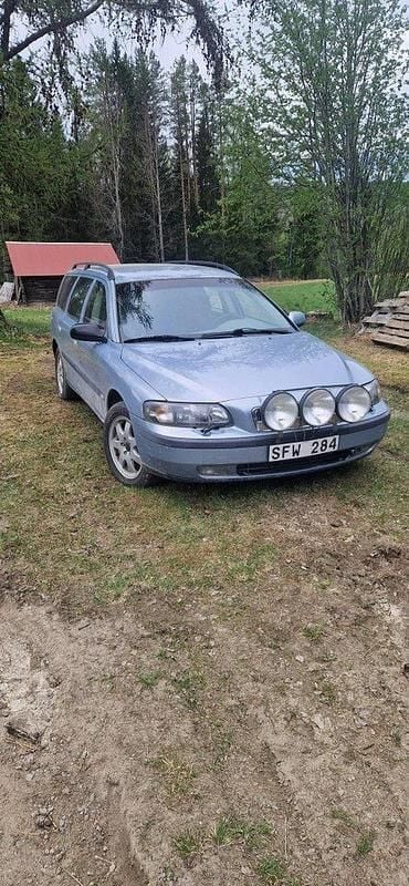 Blå Begagnad 2001 Volvo V70 Kombi | 5 000 kr (Superpris) - Bild 1/4