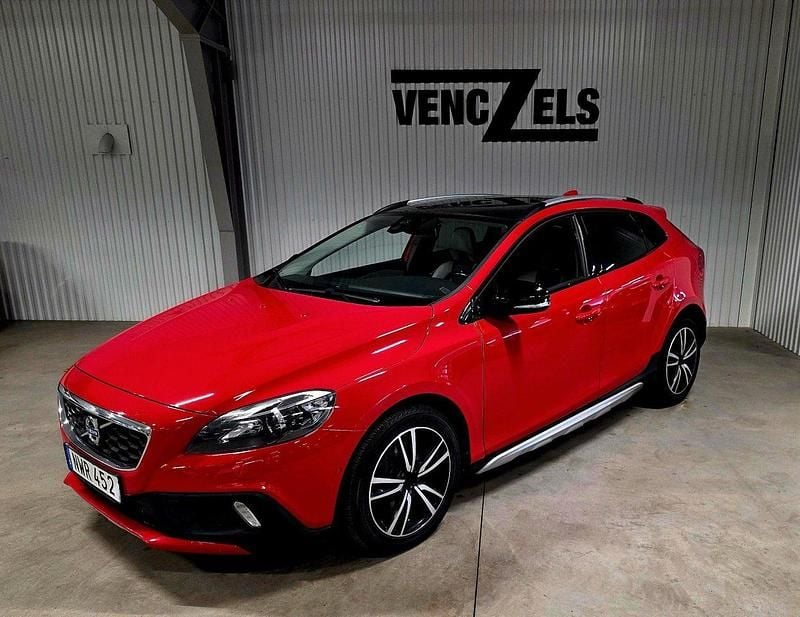 Röd Begagnad 2013 Volvo V40 CC Summum Kombi | 159 000 kr (Marknadspris) - Bild 1/4