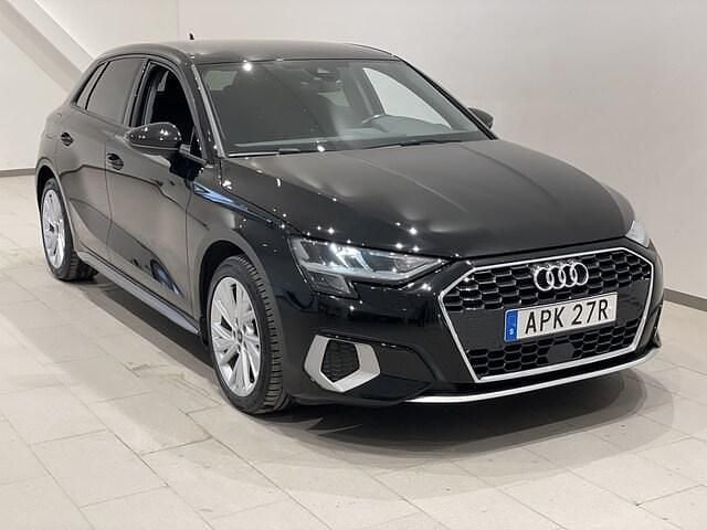 Brilliantsvart Begagnad 2022 Audi A3 Design Sedan | 268 900 kr (Marknadspris) - Bild 1/4
