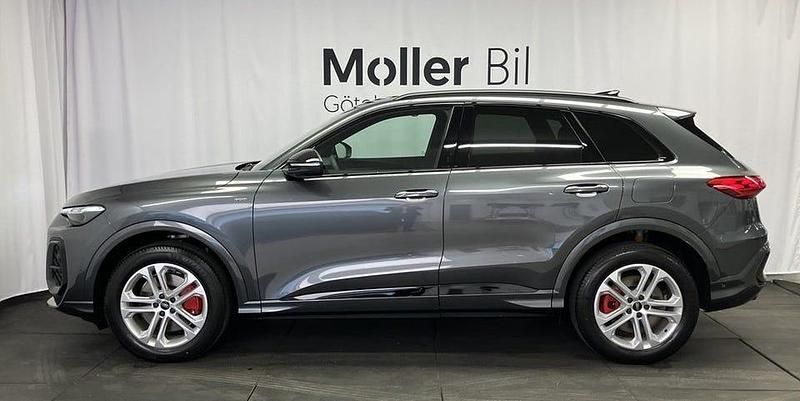 Ny Audi Q5 Sportback S-Line 367 HK (269 kW) 2025 Daytonagrå pärleffekt SUV