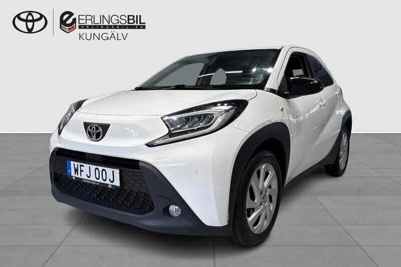 Vit Begagnad 2022 Toyota Aygo Comfort Halvkombi | 174 900 kr (Marknadspris) - Bild 1/3