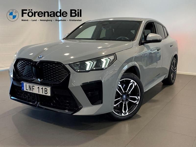 Grå Begagnad 2024 BMW iX2 M Sport SUV | 529 000 kr (Lite dyr) - Bild 1/4