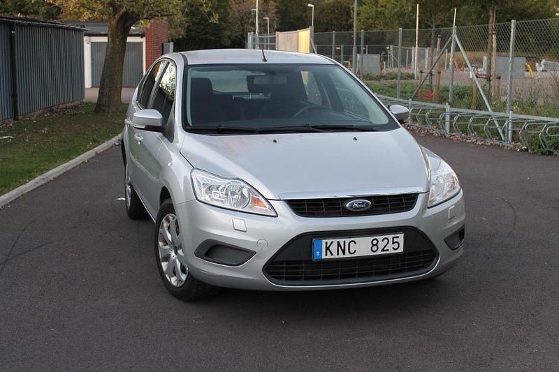 Silver Begagnad 2010 Ford Focus Halvkombi | 42 800 kr (Bra pris) - Bild 1/4