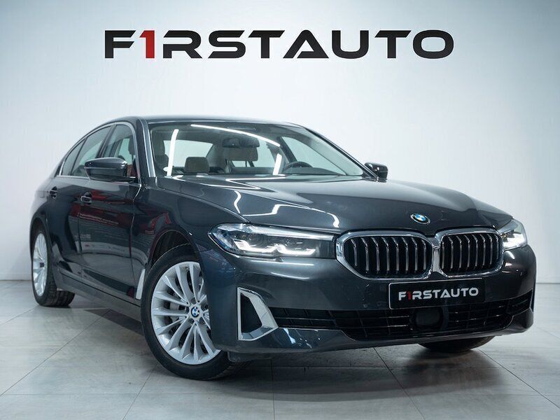 Grå Begagnad 2020 BMW 530e Luxury Line Sedan | 429 900 kr (Marknadspris) - Bild 1/4