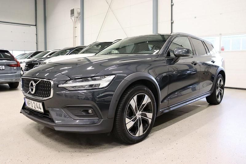 Grå Begagnad 2020 Volvo V60 CC Momentum Kombi | 274 800 kr (Marknadspris) - Bild 1/4