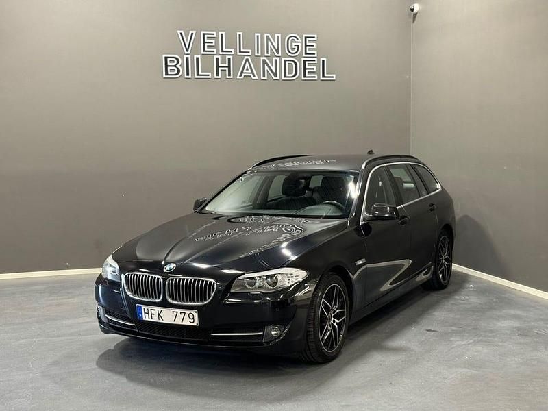 Svart Begagnad 2010 BMW 530 Kombi | 129 900 kr (Marknadspris) - Bild 1/4