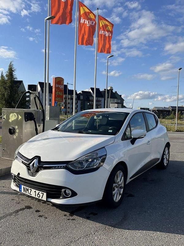 Vit Begagnad 2015 Renault Clio IV Halvkombi | 49 000 kr (Bra pris) - Bild 1/4
