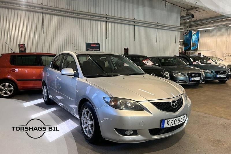 Ljusgrå (grå) Begagnad 2004 Mazda 3 Sedan | 24 900 kr (Marknadspris) - Bild 1/3