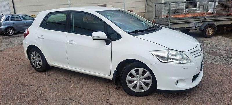 Begagnad Toyota Auris Plus 90 HK (66 kW) 2011 Vit Halvkombi