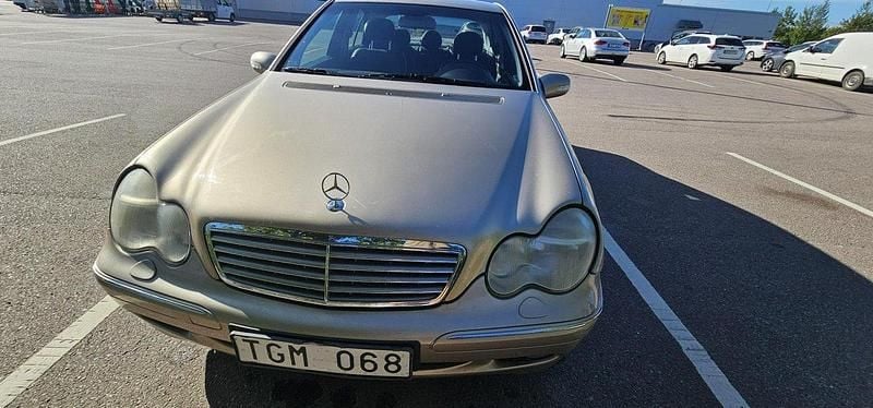 Brun Begagnad 2002 Mercedes C180 Elegance Sedan | 32 000 kr (Marknadspris) - Bild 1/4