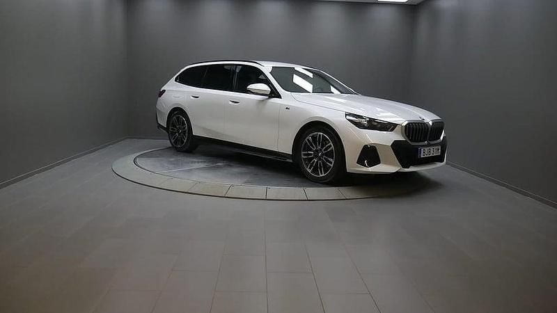 Vit Begagnad 2025 BMW 520 M Sport Kombi | 579 000 kr (Bra pris) - Bild 1/4