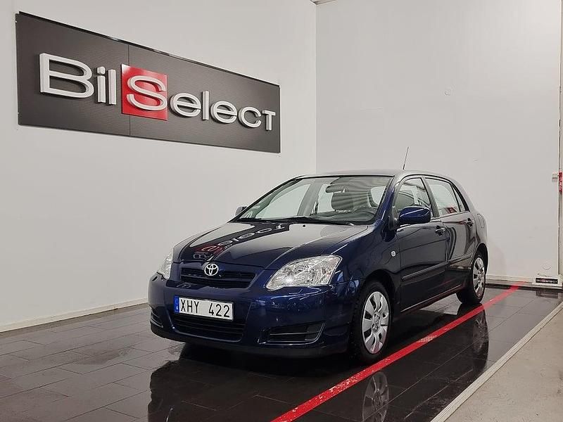 Mörkblå Begagnad 2005 Toyota Corolla Halvkombi | 49 900 kr (Marknadspris) - Bild 1/4