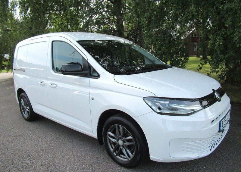 Vit Begagnad 2022 VW Caddy Minibuss | 323 750 kr (Marknadspris) - Bild 1/4