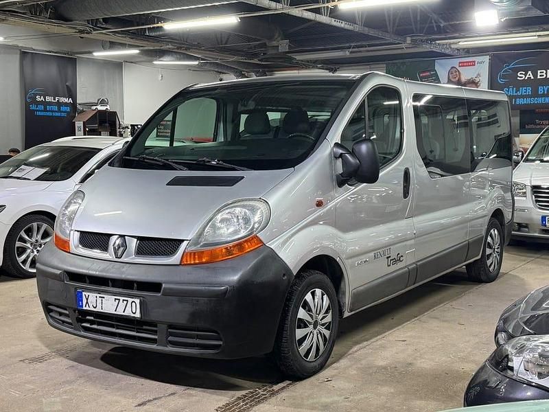Begagnad Renault Trafic 120 HK (88 kW) 2005 Grå Minibuss