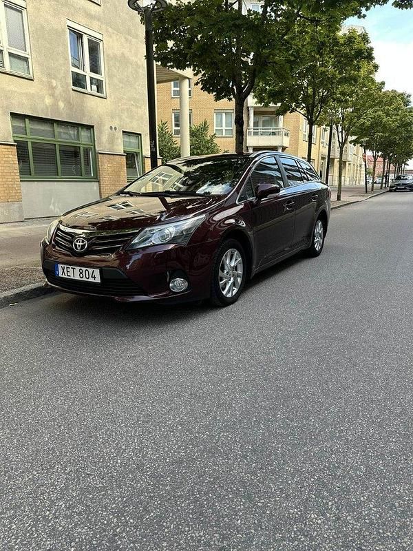 Röd Begagnad 2014 Toyota Avensis Edition Kombi | 118 000 kr (Lite dyr) - Bild 1/4
