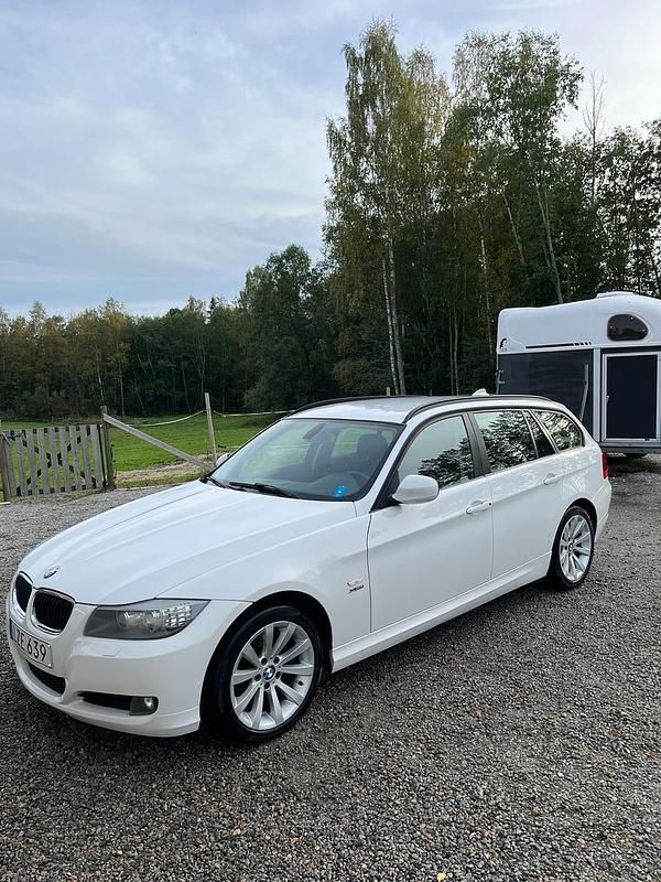 Begagnad 2012 BMW 320 Kombi | 78 000 kr (Superpris) - Bild 1/4
